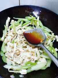 营养丰富的芹菜炒豆皮做法图解7)