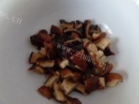 美食香菇腊肠煲仔饭做法图解3)