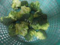 西兰花香菇炒培根做法图解2)