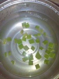 自己做的芹菜拌花生米做法图解3)