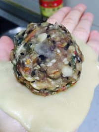 香气浓郁的传统五仁月饼做法图解11)