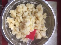 自制红豆沙冰皮月饼做法图解4)