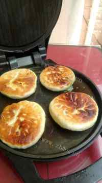 五味俱全的韭菜饼做法图解5)