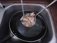 滋补的冬瓜薏米猪骨汤做法图解4)