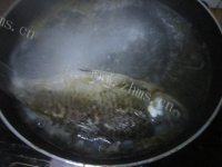 美美厨房之鲫鱼豆腐汤做法图解4)