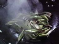 清脆爽口的腊肉炒西芹做法图解3)