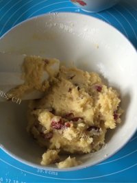 美味的家庭自制蔓越梅饼干做法图解6)