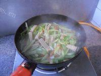 家常菜芹菜炒豆腐干做法图解9)