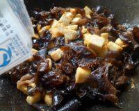家常黑木耳烧豆腐做法图解4)