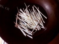美味的洋葱炒豌豆做法图解2)