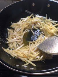 家常菜青椒土豆丝做法图解2)