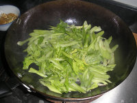 家常菜鸡蛋炒芹菜做法图解7)