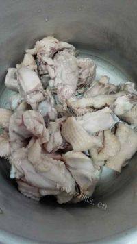 美味的椰子煲鸡汤做法图解6)