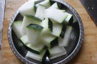 美味的绿豆冬瓜排骨汤的做法图解二