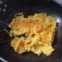 色泽鲜亮的开心蛋炒饭的做法图解四