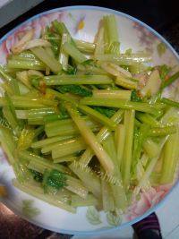 家常香芹炒肉片做法图解4)