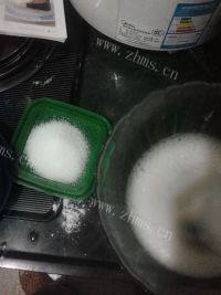 陶醉其中的巧克力戚风做法图解6)