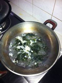 美味的紫菜虾皮汤做法图解3)