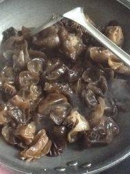 黑木耳炒肉做法图解3)