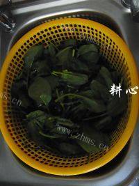 美味的菠菜鱼丸汤做法图解2)
