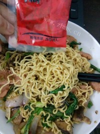 色香味浓的炒方便面做法图解1)