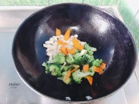 西兰花炒鲜贝做法图解6)