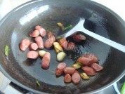 花菜木耳炒香肠做法图解3)