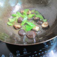 家常菜青椒香菇