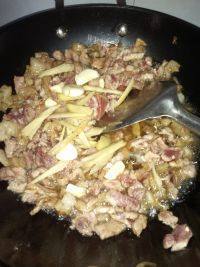 诱人的豆腐干炒肉做法图解7)