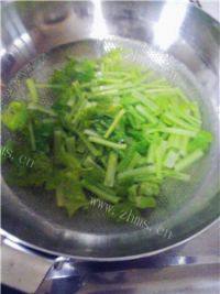 家常菜芹菜炒肉丝做法图解4)