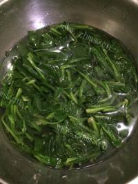 色香味俱全的海虹拌菠菜做法图解2)