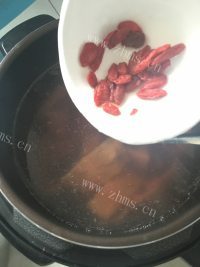 回味无穷的榴莲壳排骨汤做法图解9)