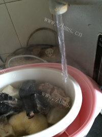 热腾腾的猴头菇乌鸡汤做法图解7)