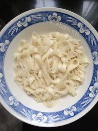 美味的香菇鸡蛋面做法图解7)