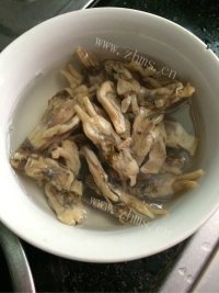 精制蛏干炖鸭做法图解2)