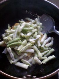 十分可口的土豆炖芸豆做法图解6)