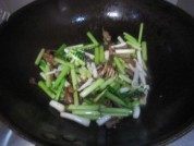 家常菜青蒜肉片做法图解5)