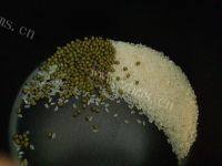 家庭版大米绿豆粥做法图解2)