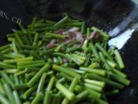 美味的肉丝炒蒜苗做法图解5)