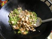 家常菜豆干肉丁炒毛豆做法图解7)