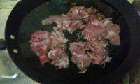 常吃不腻的排骨炖土豆做法图解3)