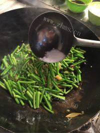 家常菜蒜苔炒肉做法图解10)