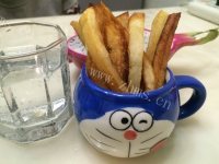 色泽鲜亮的自制炸薯条