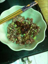 营养丰富的芹菜猪肉水饺做法图解3)