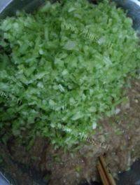 甘脆的芹菜猪肉水饺做法图解2)