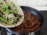 美味的沙茶牛肉烩饭做法图解9)