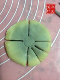 自制枣泥菊花酥做法图解30)