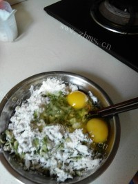 自制槐花饼做法图解2)