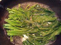 自制菠菜鸡蛋面做法图解2)