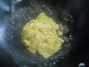口感丰富的蚕豆米炒鸡蛋做法图解2)